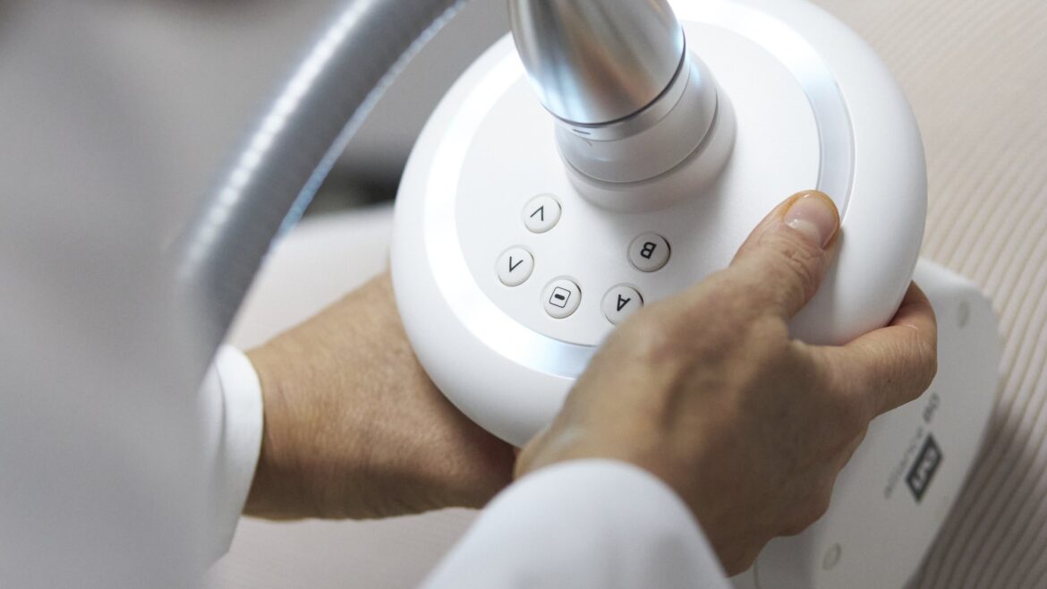 Cabezal de LPG Endermologie aplicado sobre la zona a tratar durante una sesión de tratamiento corporal en Clínica Lunik