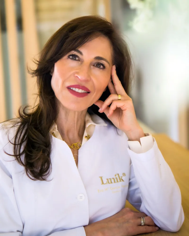 Dra. Eva García Hervías, directora médica de Clínica Lunik, con bata de la clínica